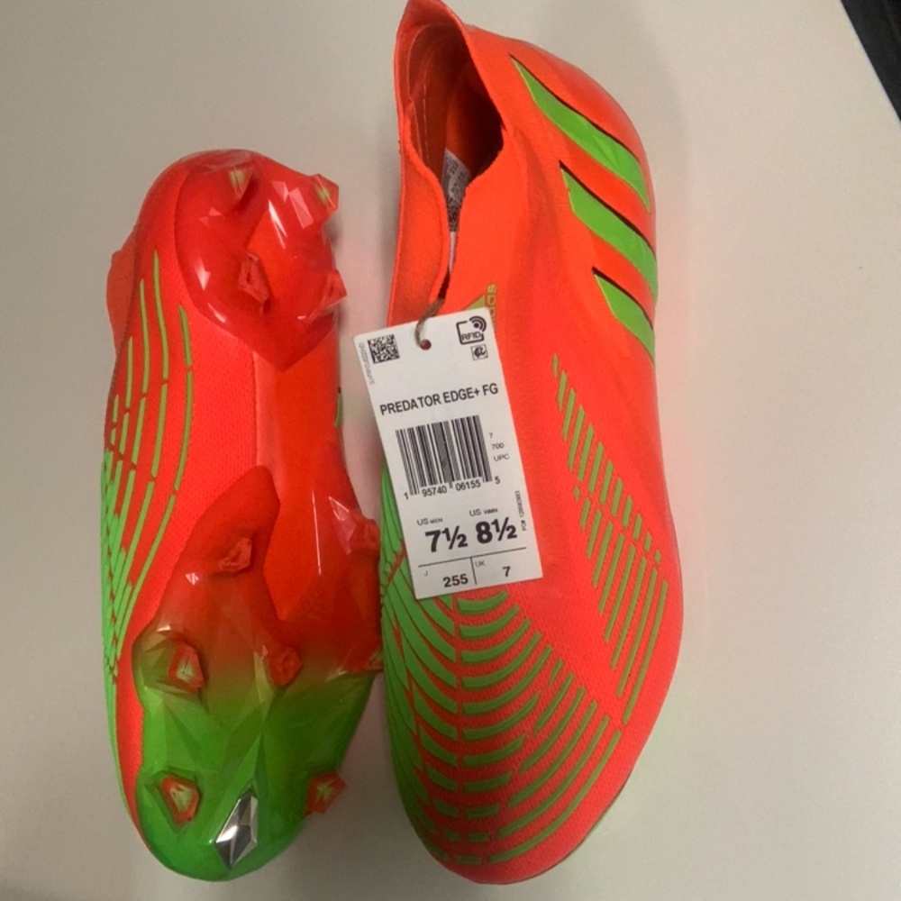 Brand new size 7.5 men’s Adidas predator edge lace less soccer cleats